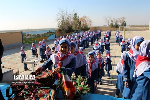 تجلیل از دانش‌آموزان پیشتاز مدرسه تمام تشکیلاتی شهید قدرت الله عین آبادی فیروزه