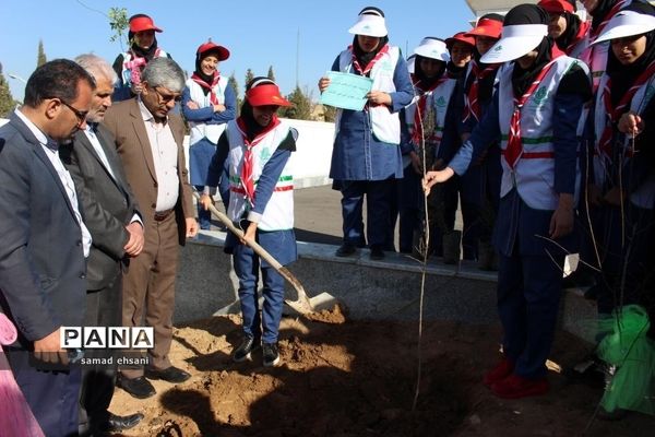 آیین برگزاری جشن تولد زمین (درختکاری) مدرسه مصلی نژاد یاسوج