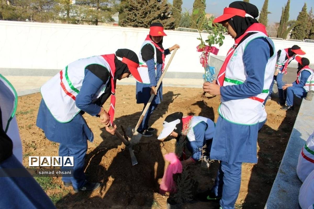 آیین برگزاری جشن تولد زمین (درختکاری) مدرسه مصلی نژاد یاسوج