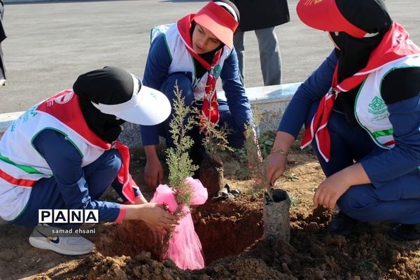 آیین برگزاری جشن تولد زمین (درختکاری) مدرسه مصلی نژاد یاسوج