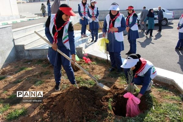 آیین برگزاری جشن تولد زمین (درختکاری) مدرسه مصلی نژاد یاسوج