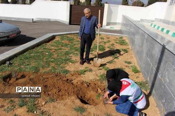 آیین برگزاری جشن تولد زمین (درختکاری) مدرسه مصلی نژاد یاسوج