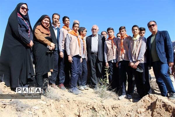 درختکاری دانش‌آموزان پیشتاز در بیمارستان پیوند اعضاء شیراز