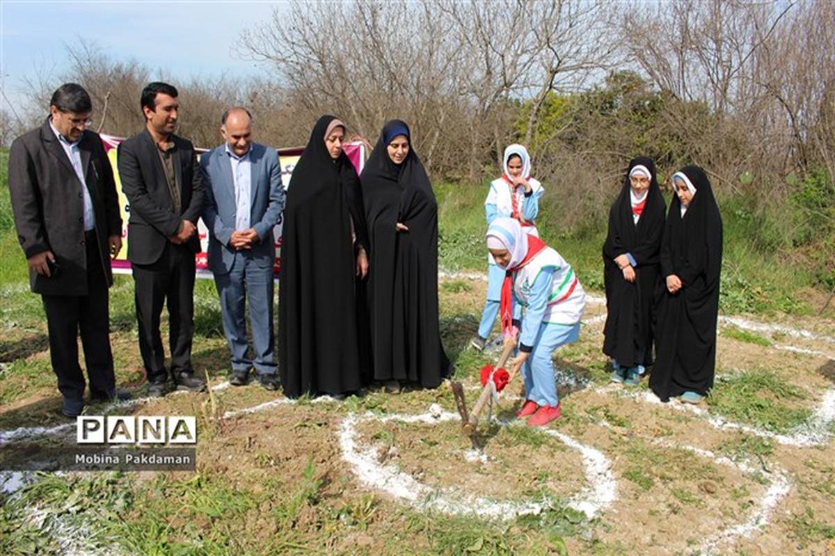 کلنگ ساخت واحد مسکونی برای خانواده دو دانش‌آموز نیازمند به زمین زده شد