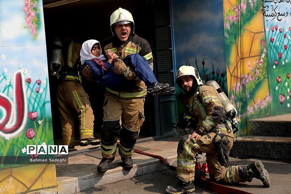مانور آمادگی مقابله با خطرات حریق و پیشگیری از حوادث چهارشنبه آخر سال