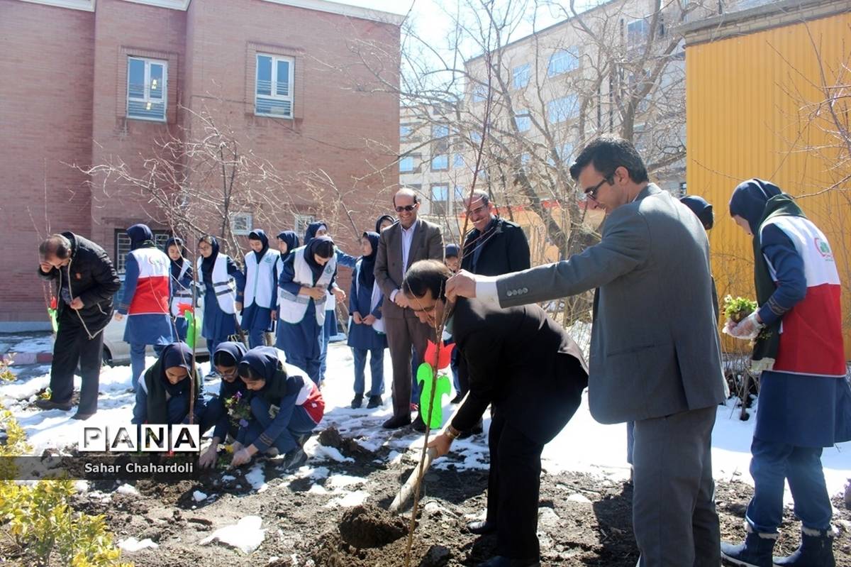 مراسم جشن تولد زمین در مدرسه فرزانگان 2 همدان