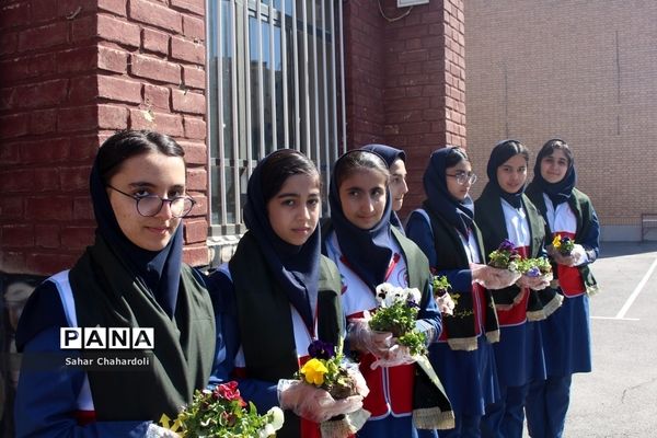 مراسم جشن تولد زمین در مدرسه فرزانگان 2 همدان