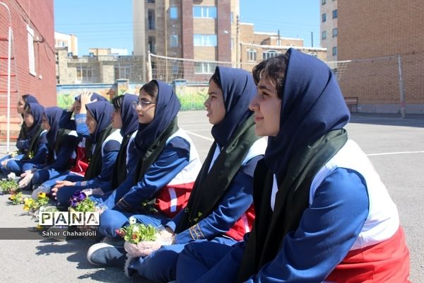 مراسم جشن تولد زمین در مدرسه فرزانگان 2 همدان