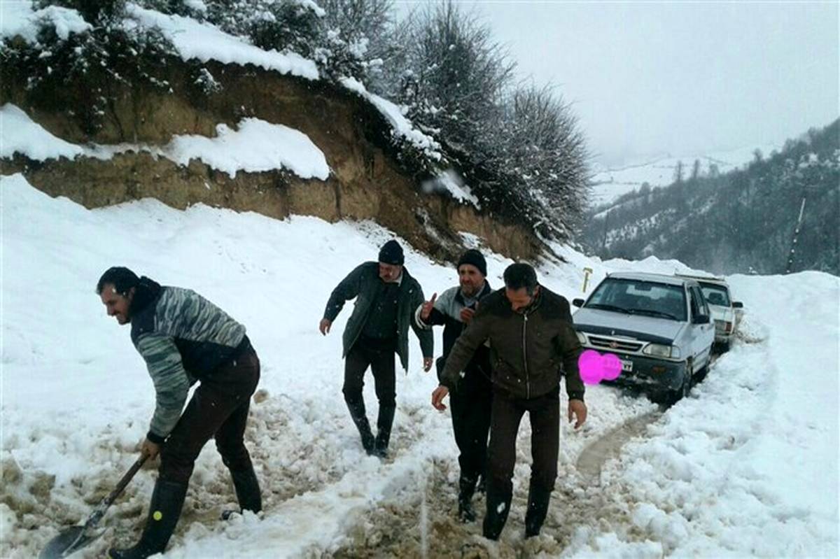 برف راه‌های ارتباطی ۵۳ روستای هزارجریب بهشهر را قطع کرد