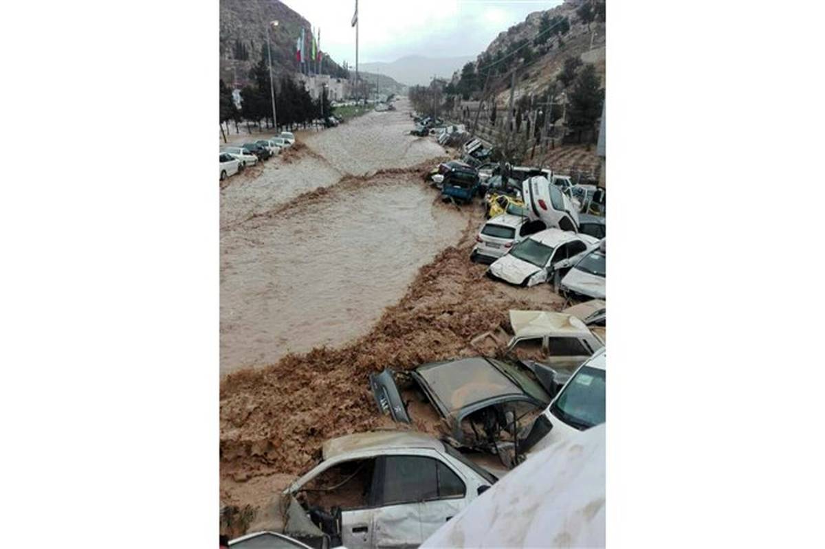 سیل ۲۰۰ خودرو را در دروازه قرآن شیراز با خود برد