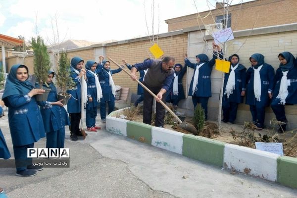 مراسم جشن نیکوکاری و روز درختکاری در دبستان دخترانه شاهد 2 شهرستان ملایر