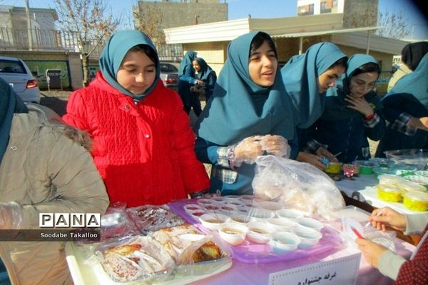 برگزاری جشنواره غذا جهت حمایت از نیازمندان در مدرسه دخترانه شاهد 2 ملایر