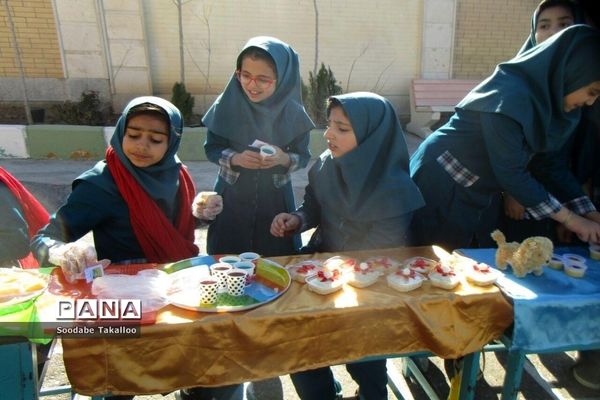 برگزاری جشنواره غذا جهت حمایت از نیازمندان در مدرسه دخترانه شاهد 2 ملایر