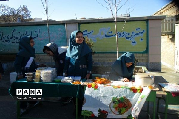 برگزاری جشنواره غذا جهت حمایت از نیازمندان در مدرسه دخترانه شاهد 2 ملایر