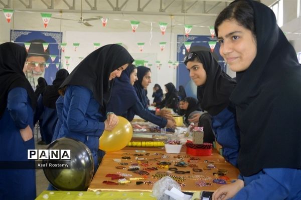 نمایشگاه فن بازار کار و فناوری و دست سازه‌های دانش‌آموزان در بوشهر