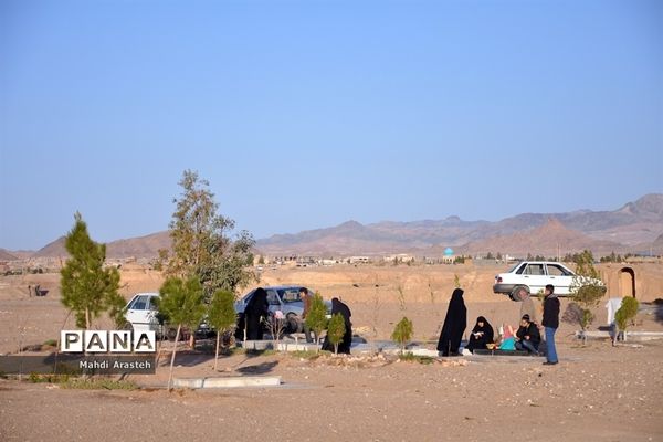 حضور مردم شهرستان خوسف در کنار قبور و مزار شهدا