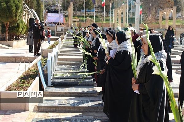 مراسم گلباران قبور شهدا