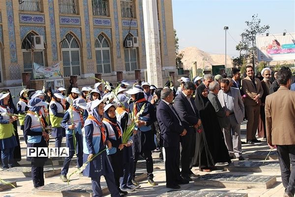 مراسم گلباران قبور شهدا