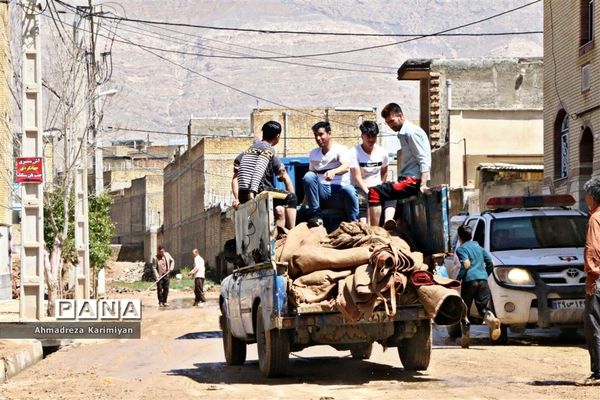 خانه‌تکانی مردم سیل‌زده شیراز در هفتمین روز از نوروز