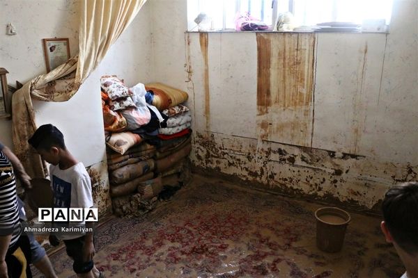 خانه‌تکانی مردم سیل‌زده شیراز در هفتمین روز از نوروز
