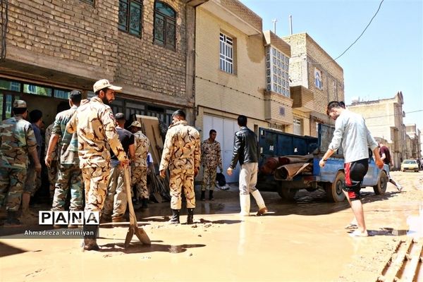 خانه‌تکانی مردم سیل‌زده شیراز در هفتمین روز از نوروز