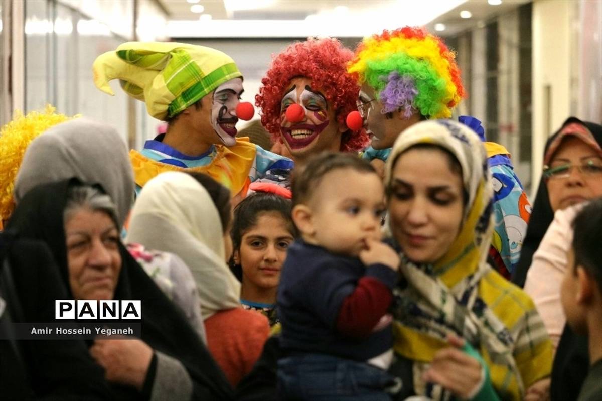 اجرای نمایش شاد دلقک‌ها در مراکز خرید مشهد