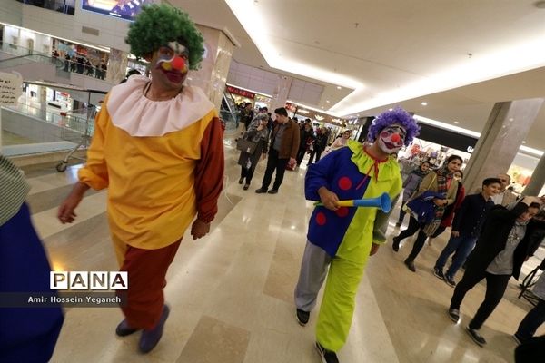 اجرای نمایش شاد دلقک‌ها در مراکز خرید مشهد