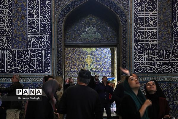 مسجد شیخ لطف‌الله میزبان گردشگران نوروزی