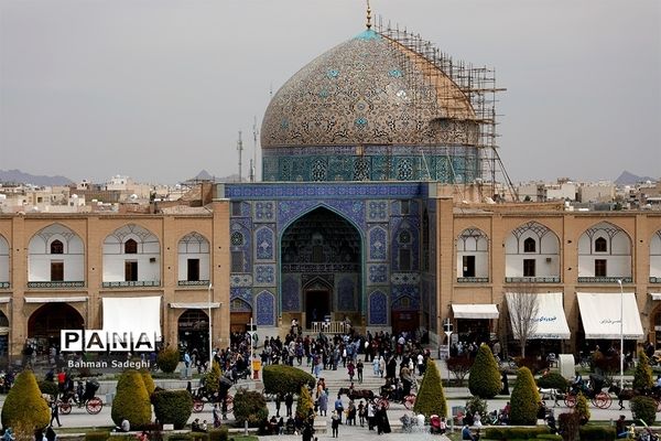 مسجد شیخ لطف‌الله میزبان گردشگران نوروزی