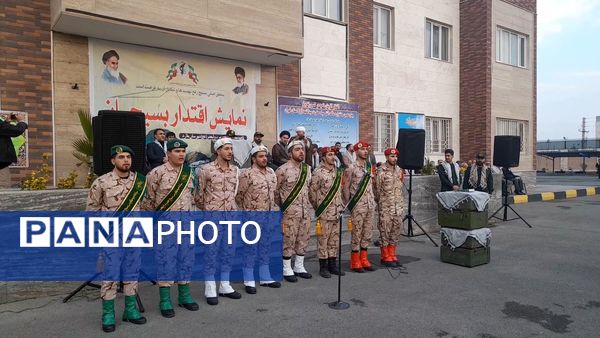 غبارروبی و گلباران مزار شهدای ملارد در رزمایش بزرگ بیت‌المقدس بسیجیان