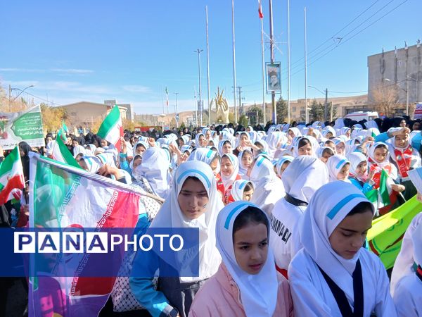 حضور پرشور فرهنگیان و دانش‌آموزان چاراویماق در یوم‌الله  ۱۳ آبان