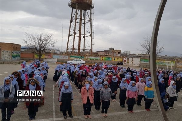 همدلی  دانش‌آموزان دبستان مائده منطقه خزل با هموطنان سیل زده