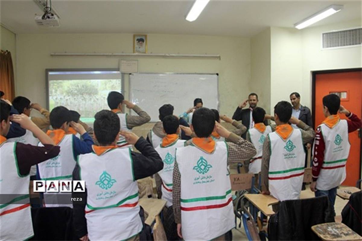 مدیر سازمان دانش آموزی استان چهارمحال بختیاری  از کلاس‌های آموزشی پیشتازان  بازدید کرد