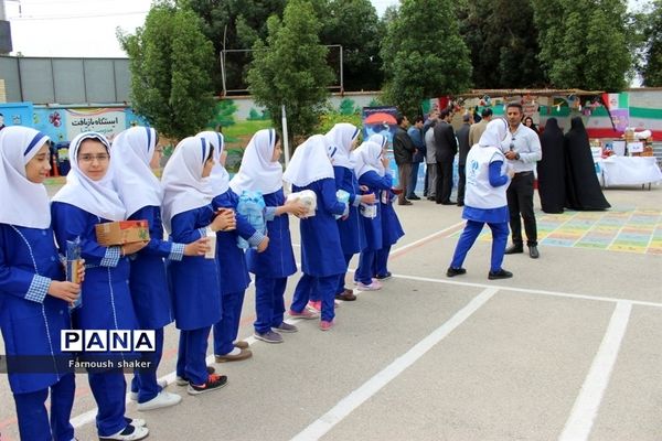 مدرسه مصلحیان شهرستان بوشهر کمک به سیل زدگان