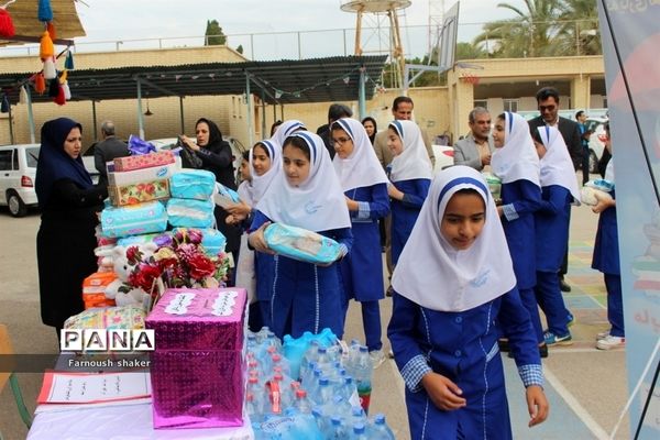 مدرسه مصلحیان شهرستان بوشهر کمک به سیل زدگان