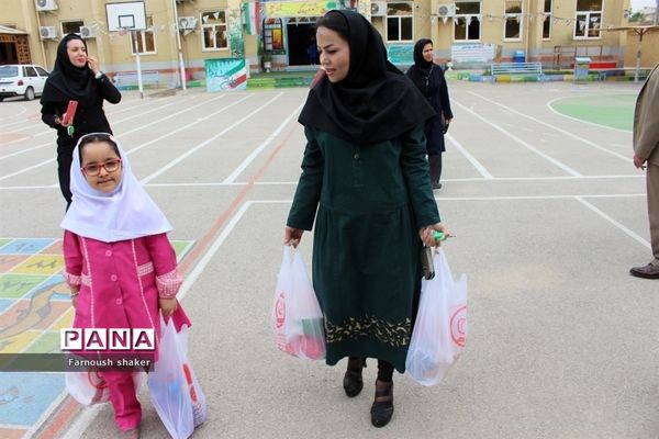 مدرسه مصلحیان شهرستان بوشهر کمک به سیل زدگان
