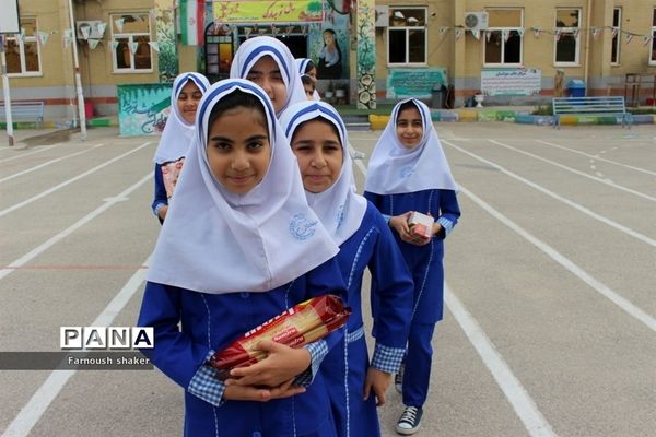 مدرسه مصلحیان شهرستان بوشهر کمک به سیل زدگان