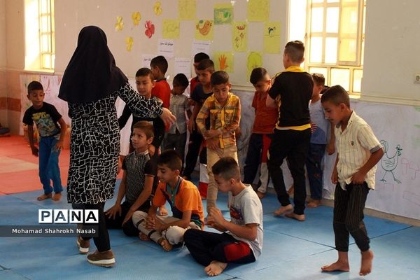 حضور رییس سازمان دانش آموزی خوزستان و مربیان پیشتاز در ارودگاههای اسکان سیل زدگان  حمیدیه