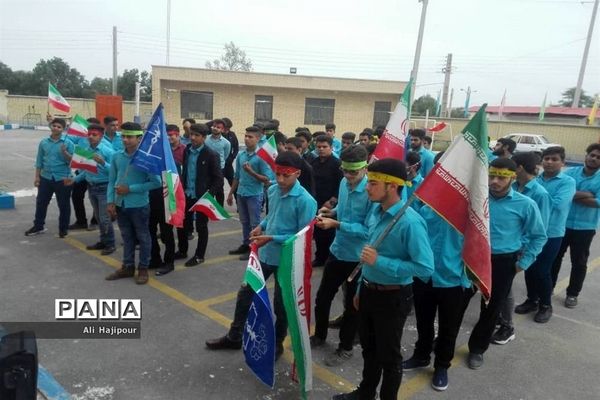 زنجیره انسانی هنرجویان هنرستان سعادت شبانکاره  بوشهر  در پی حمایت از سپاه پاسداران انقلاب اسلامی ایران