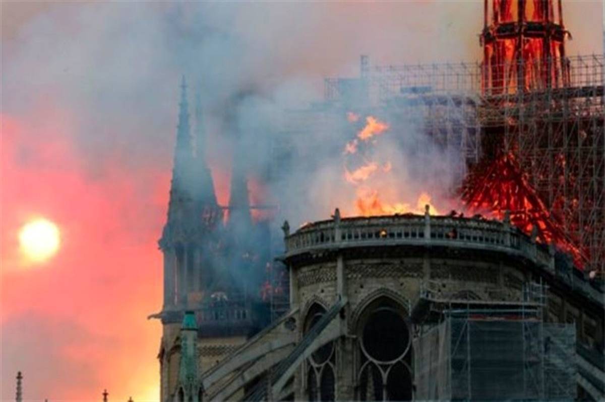 واکنش ظریف به آتش‌سوزی کلیسای نوتردام