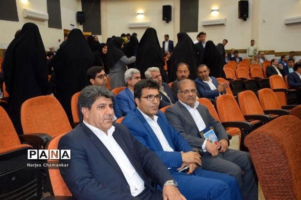 همایش تجلیل از طلایه‌داران تربیت در بوشهر-1