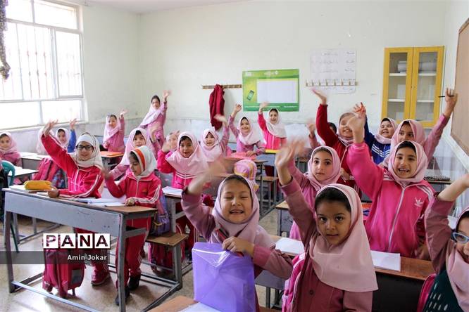 اهداء بستههای لوازم التحریر به دانشآموزان سیل زده محله سعدی شیراز توسط سازمان دانشآموزی فارس