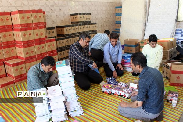 اهداء بسته‌های لوازم التحریر به دانش‌آموزان سیل زده محله سعدی شیراز توسط سازمان دانش‌آموزی فارس