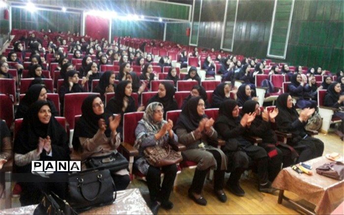 مراسم گرامیداشت ولادت حضرت علی اکبر(ع) در دبیرستان فرزانگان دوره دوم یزد برگزار شد