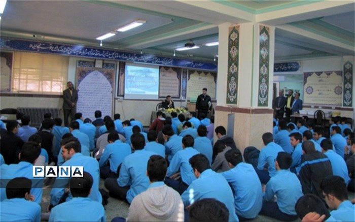 آشنایی دانش آموزان دبیرستان شهید صدوقی یزد با نیروی دریایی