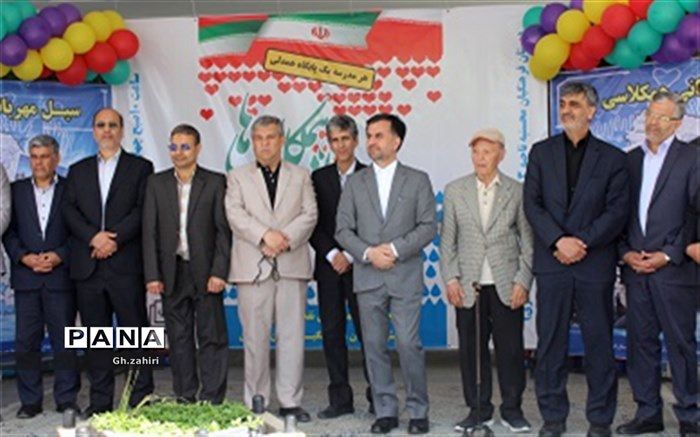 همزمان با سراسر کشور «سیل مهربانی همکلاسی‌ها» در مدارس استان اصفهان برگزار شد