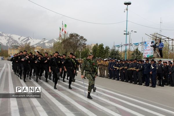 رژه نیروهای مسلح همدان در روز ارتش جمهوری اسلامی ایران