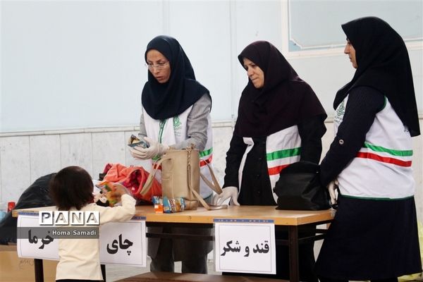 بسته بندی اقلام جمع‌آوری شده از دانش‌آموزان و فرهنگیان آذربایجان شرقی