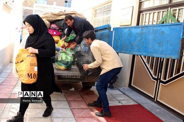 بسته بندی اقلام جمع‌آوری شده از دانش‌آموزان و فرهنگیان آذربایجان شرقی