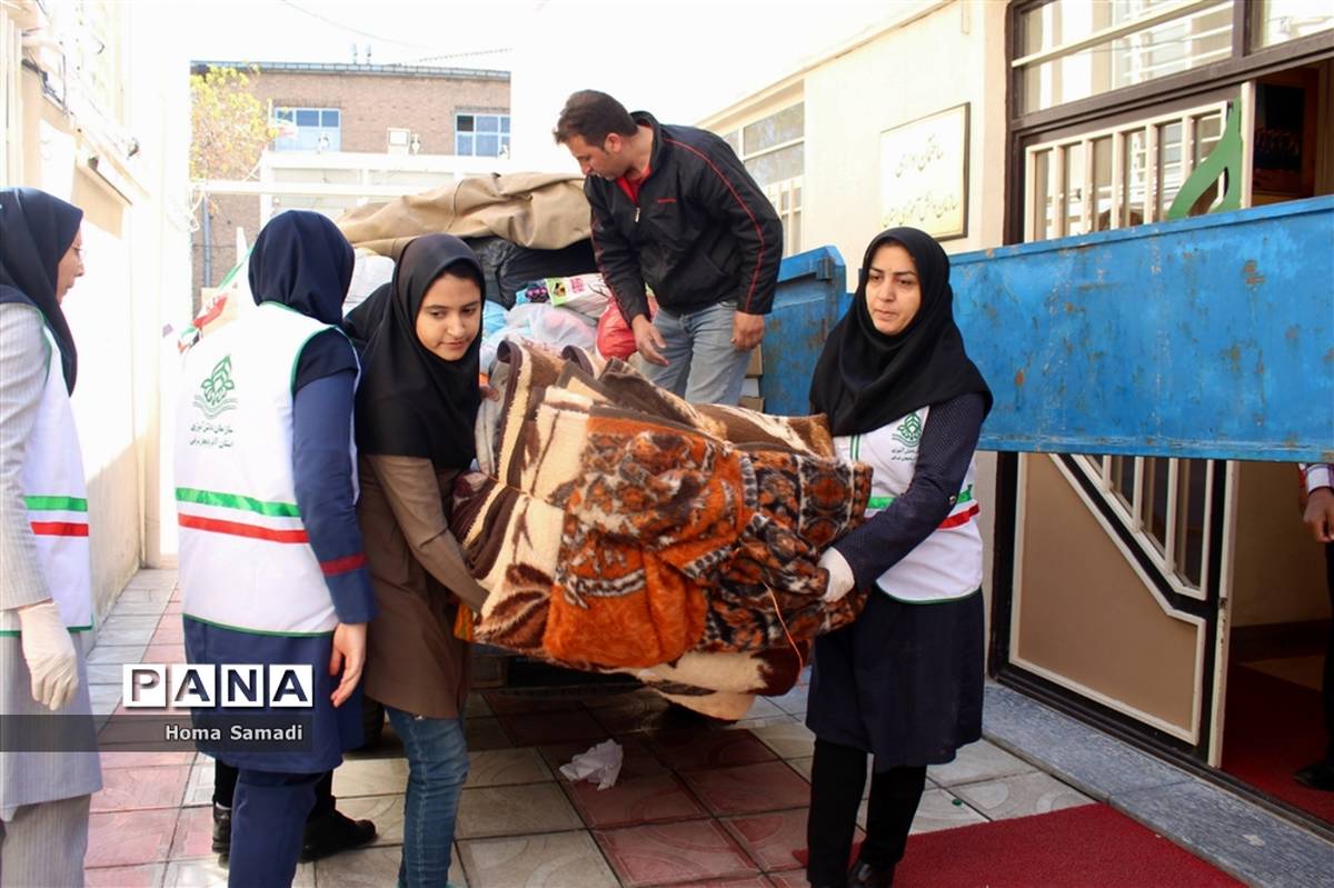 بسته بندی اقلام جمع‌آوری شده از دانش‌آموزان و فرهنگیان آذربایجان شرقی